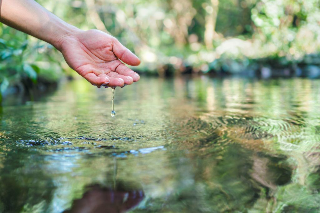 Hand berührt Wasser