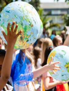 Kinderhände mit Globus Ball